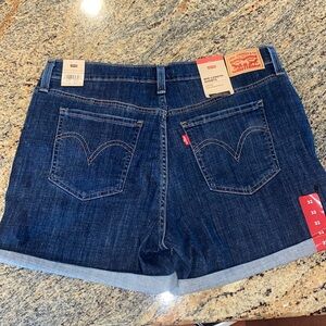 Nwt Levi’s mid length shorts
